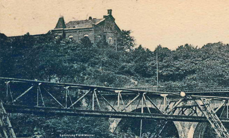 Ein Gebäude von Stocko über dem Viaduct Elberfeld Sonnborn auf einer Postkarte von 1904 - Ausschnitt (Sammlung Frank Werner)