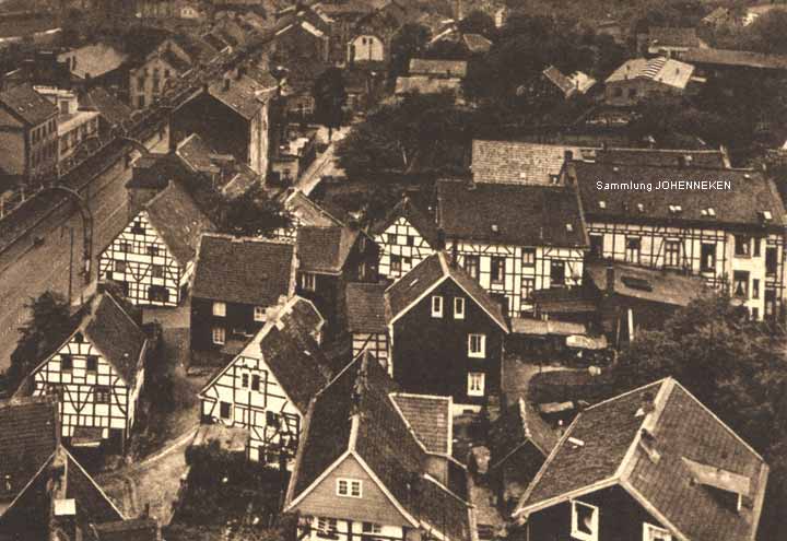 Fachwerkhäuser in Sonnborn neben dem Schwebebahngerüst auf einer Postkarte von 1932 (Sammlung Udo Johenneken)