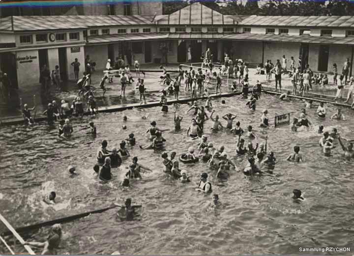 Badegäste im Freibad Vohwinkel (Sammlung Rzychon)