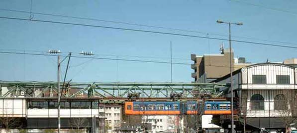 Schwebebahn zwischen Haltestelle und Wagenhalle in Oberbarmen 2003