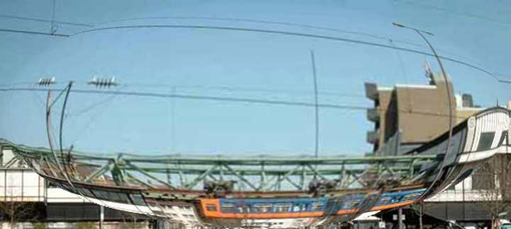 Schwebebahn zwischen Haltestelle und Wagenhalle in Oberbarmen 2003