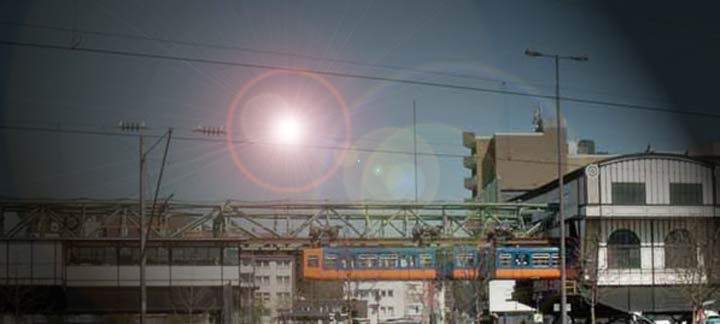 Schwebebahn zwischen Haltestelle und Wagenhalle in Oberbarmen 2003