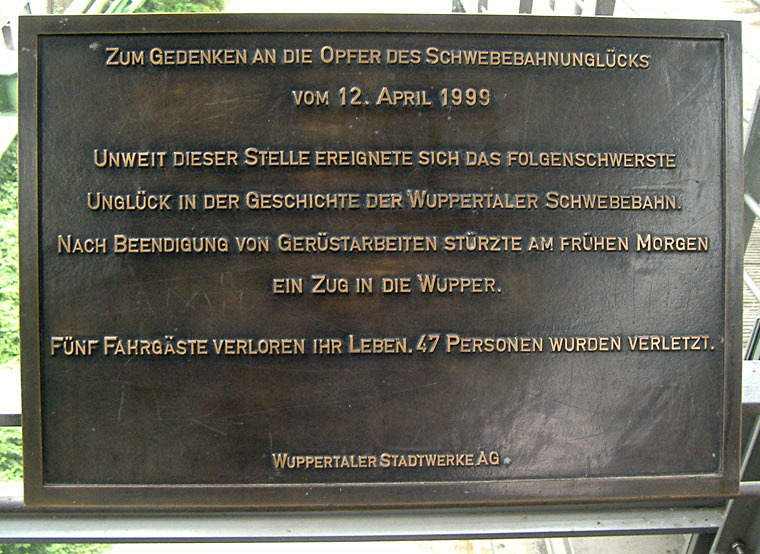 Gedenktafel an der Haltestelle Robert-Daum-Platz an das Schwebebahnunglück am 12. April 1999