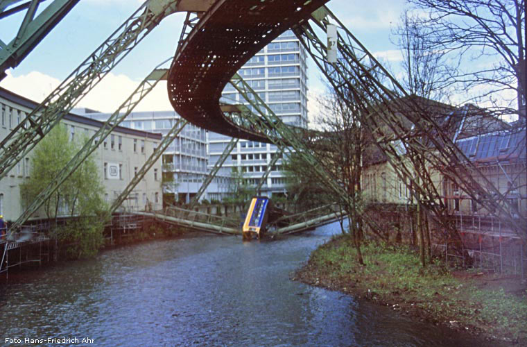 Schwebebahnunglück am Robert-Daum-Platz am 12. April 1999 (Foto Hans-Friedrich Ahr)