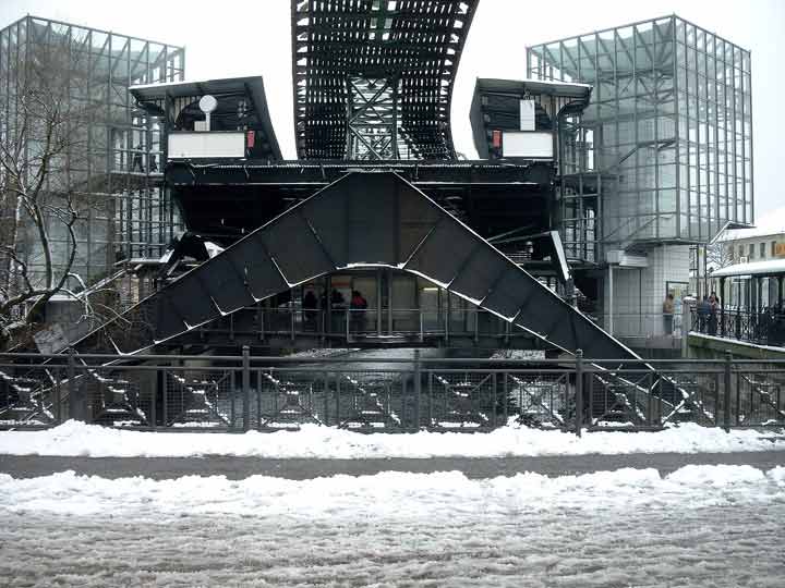 Schwebebahnhof Oberbarmen mit Schnee am 28. Februar 2003