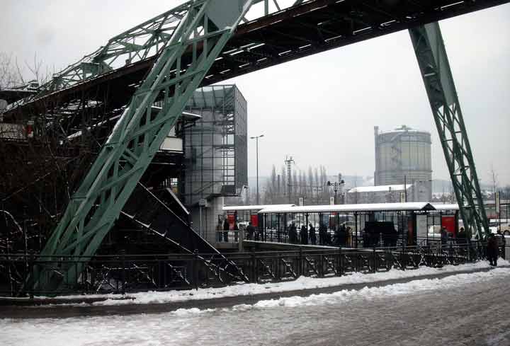 Schwebebahnhof Oberbarmen mit Schnee am 28. Februar 2003
