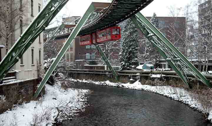 Schwebebahn am Stennert in Oberbarmen mit Schnee am 28. Februar 2003