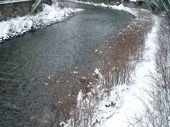 Wupper mit Schnee am Stennert in Oberbarmen am 28. Februar 2003