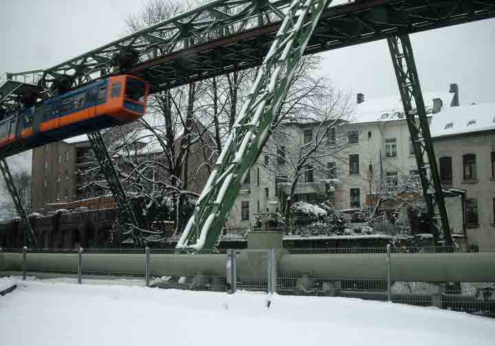 Schwebebahn in Oberbarmen mit Schnee am 28. Februar 2003