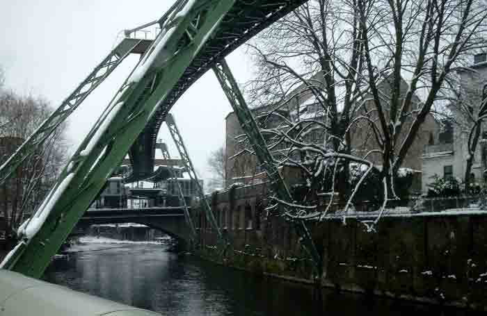 Schwebebahn-Haltestelle Wupperfeld in Oberbarmen mit Schnee am 28. Februar 2003