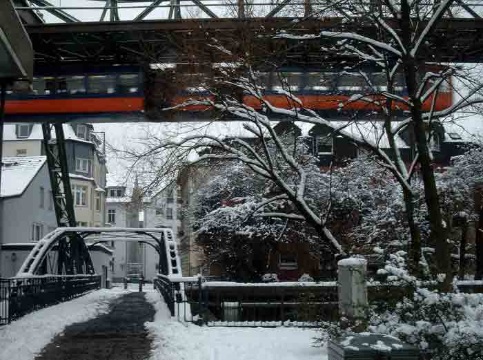 Schwebebahn am Pf&auml;lzer Steg in Oberbarmen mit Schnee am 28. Februar 2003