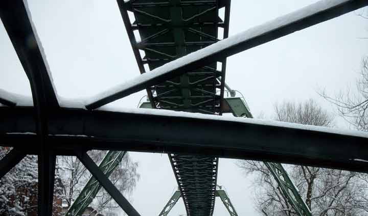 Br&uuml;cke Pf&auml;lzer Steg vor dem Schwebebahnger&uuml;st in Oberbarmen mit Schnee am 28. Februar 2003