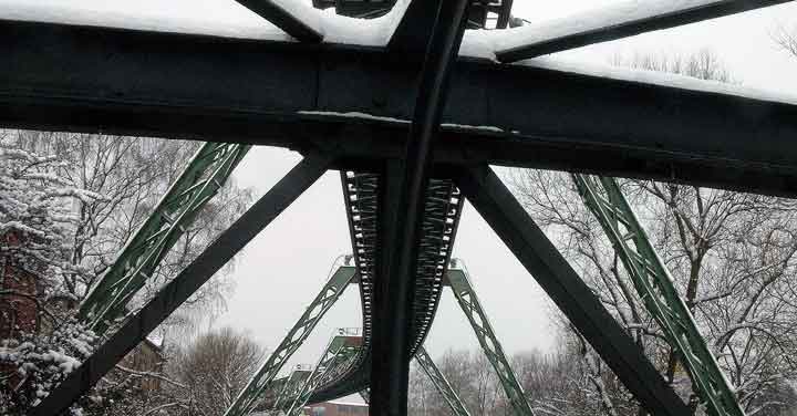 Br&uuml;cke Pf&auml;lzer Steg vor dem Schwebebahnger&uuml;st in Oberbarmen mit Schnee am 28. Februar 2003