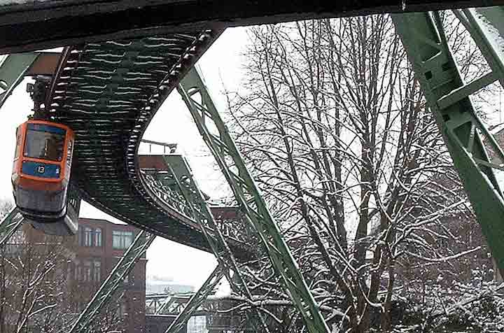 Schwebebahn am Pf&auml;lzer Steg in Oberbarmen mit Schnee am 28. Februar 2003