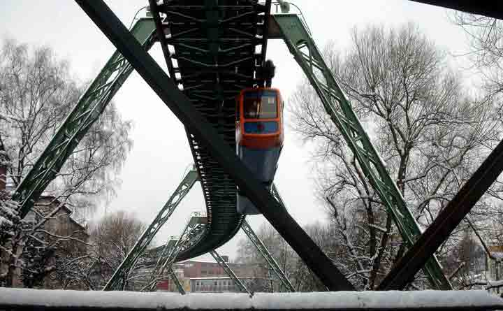 Schwebebahn am Pf&auml;lzer Steg in Oberbarmen mit Schnee am 28. Februar 2003