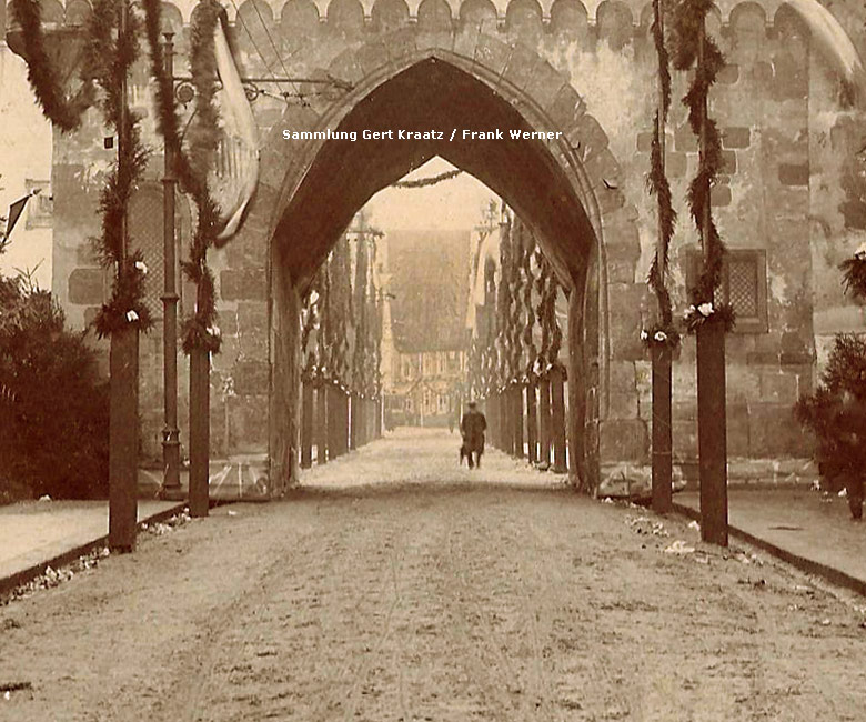 Schmuck in der Kirchstraße zum Kaiserbesuch in Vohwinkel im Oktober 1900 (Sammlung Gert Kraatz / Frank Werner)