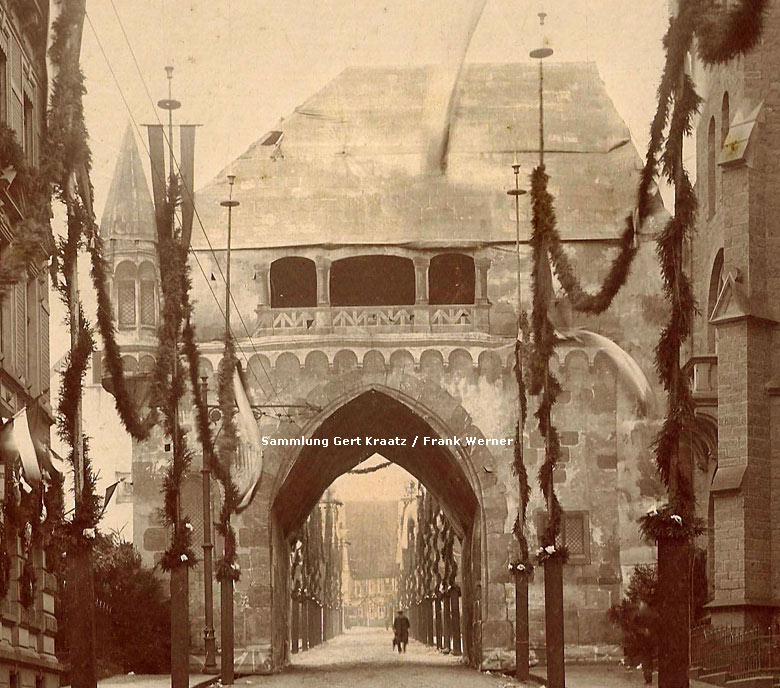 Schmuck in der Kirchstraße zum Kaiserbesuch in Vohwinkel im Oktober 1900 (Sammlung Gert Kraatz / Frank Werner)