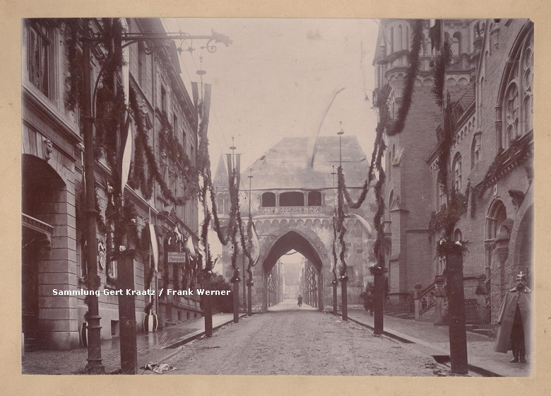 Schmuck in der Kirchstraße zum Kaiserbesuch in Vohwinkel im Oktober 1900 (Sammlung Gert Kraatz / Frank Werner)