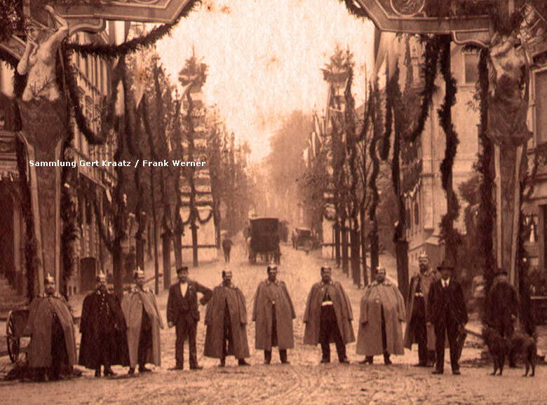 Schmuck am Kaiserplatz Richtung Solinger Straße zum Kaiserbesuch in Vohwinkel im Oktober 1900 (Sammlung Gert Kraatz / Frank Werner)