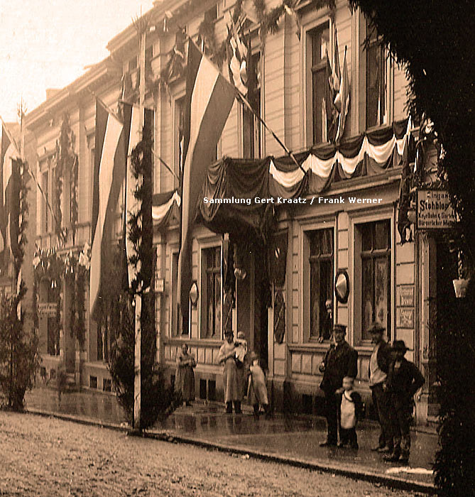 Schmuck an der Königstraße zum Kaiserbesuch in Vohwinkel im Oktober 1900 (Sammlung Gert Kraatz / Frank Werner)