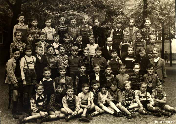 Einschulungsjahrgang Jungen 1952 der Realschule Blücherstraße auf dem Schulhof Yorckstraße im Jahr 1953 (Foto Udo Knepper)