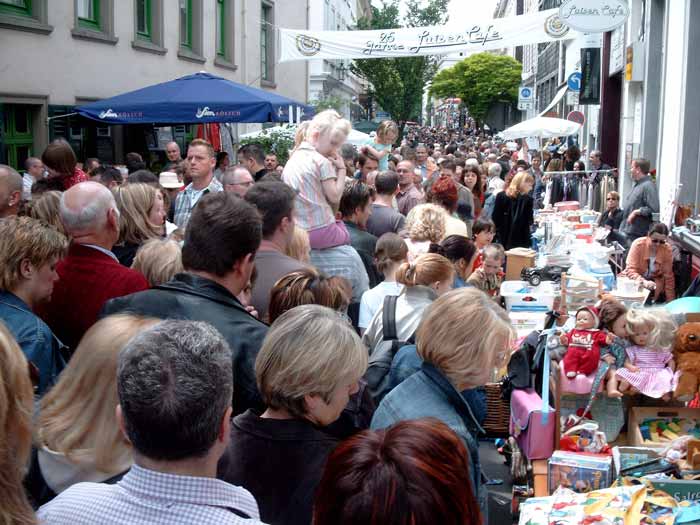 Stra&szlig;enfest in der Luisenstra&szlig;e am 22. Mai 2005