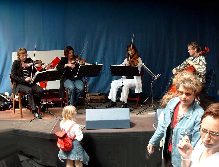 Stra&szlig;enfest in der Luisenstra&szlig;e am 22. Mai 2005