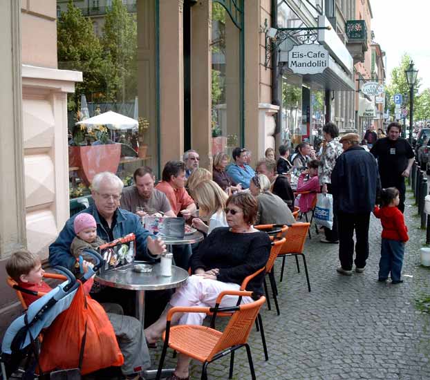 Stra&szlig;enfest in der Luisenstra&szlig;e am 22. Mai 2005