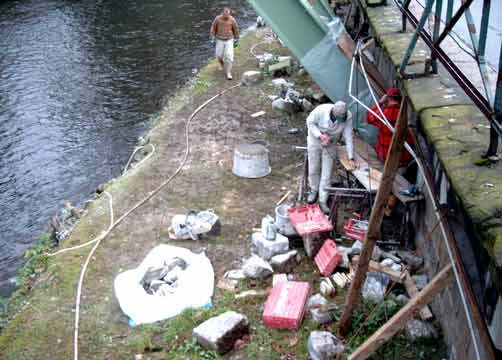 Bauarbeiten an der Wuppermauer im Oktober 2002