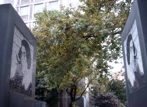 Else Lasker-Sch&uuml;ler vor dem Acordis-Haus im Oktober 2002