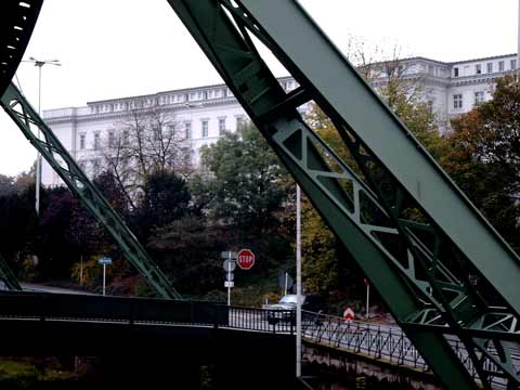 Geb&auml;ude der ehemaligen Bundesbahndirektion Wuppertal-Elberfeld im Oktober 2002