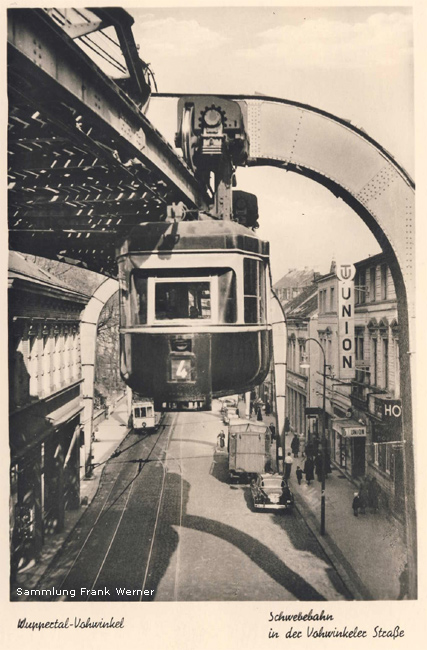 Schwebebahn nach dem Verlassen der Endhaltestelle Vohwinkel auf einer Postkarte von 1952 (Sammlung Frank Werner)