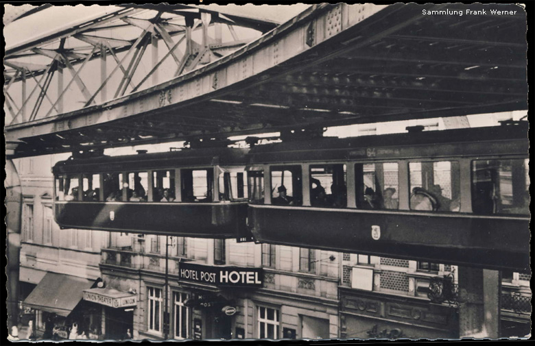 Schwebebahn nach dem Verlassen der Endhaltestelle Vohwinkel auf einer Postkarte von 1955 (Sammlung Frank Werner)