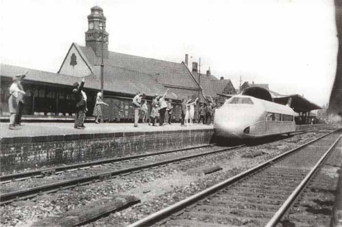 Der Schienenzeppelin auf seiner Jungfernfahrt am 26. Juni 1931 durch Vohwinkel (Foto Sammlung Johenneken)