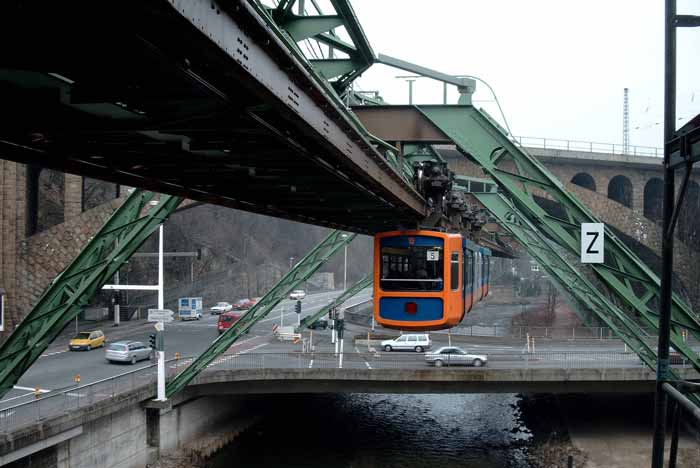 Schwebebahn vor der Eisenbahnbr&uuml;cke an der Station Zoo / Stadion am 20. April 2003