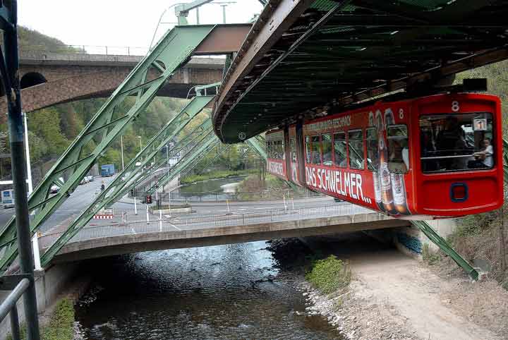 Schwebebahn vor der Eisenbahnbr&uuml;cke an der Station Zoo / Stadion am 20. April 2003