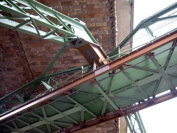 Ger&uuml;st vor der Eisenbahnbr&uuml;cke an der Station Zoo / Stadion am 20. April 2003