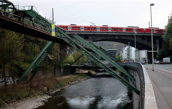 Eisenbahnbr&uuml;cke an der Station Zoo / Stadion am 20. April 2003