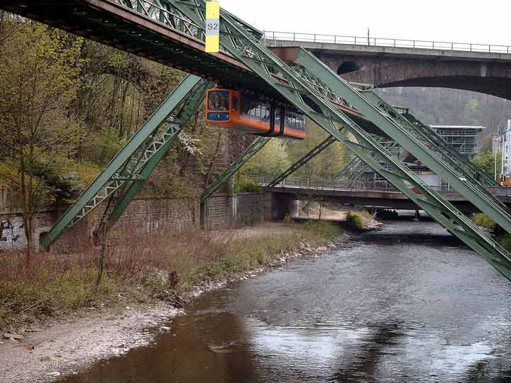Schwebebahn vor der Eisenbahnbr&uuml;cke an der Station Zoo / Stadion am 20. April 2003