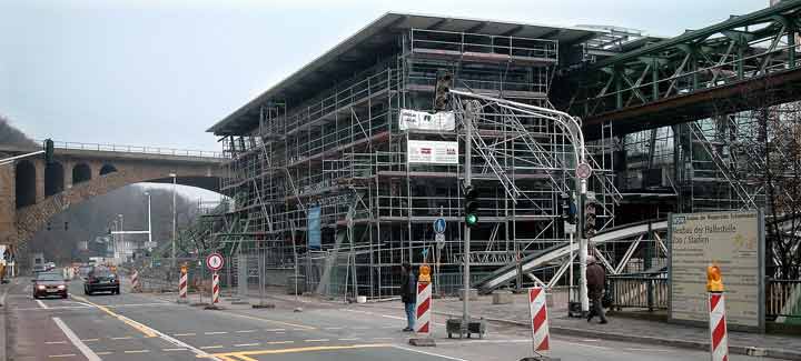 Neubau der Schwebebahn-Haltestelle Zoo-Stadion am 15. Februar 2003