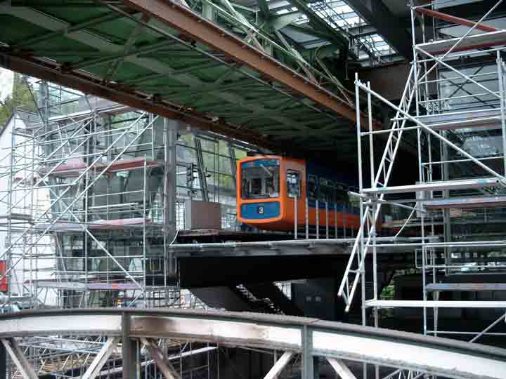 Schwebebahn an der Baustelle der Schwebebahn-Haltestelle Zoo / Stadion am 20. April 2003
