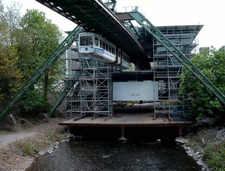 Neubau der Schwebebahn-Haltestelle Zoo-Stadion am 20. April 2003