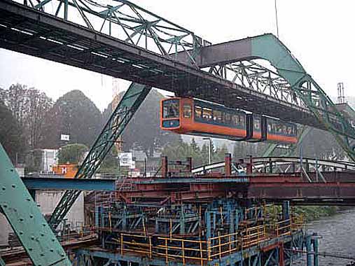 Neubau der Schwebebahn-Haltestelle Zoo-Stadion im Oktober 2002