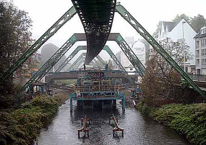 Neubau der Schwebebahn-Haltestelle Zoo-Stadion im Oktober 2002