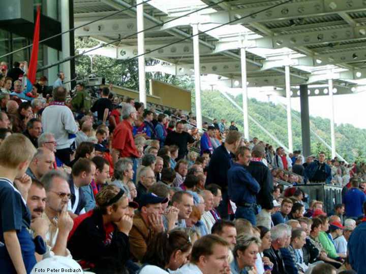 Zuschauer auf der Trib&uuml;ne beim Fu&szlig;ballspiel WSV gegen Preu&szlig;en M&uuml;nster im Stadion am Zoo in Wuppertal am 06. September 2003 (Foto Peter Bosbach)