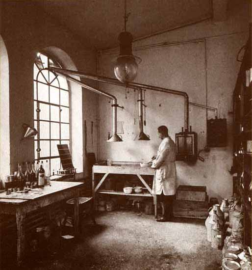 Laboratorium (Foto aus der Festschrift: 100 Jahre Lackwerke Wülfing GmbH + Co 1883 - 1983)