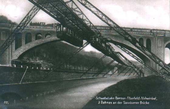 Zwei Schwebebahnen an der Sonnborner Brücke 1929