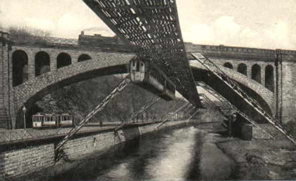 Schwebebahn an der Sonnborner Brücke