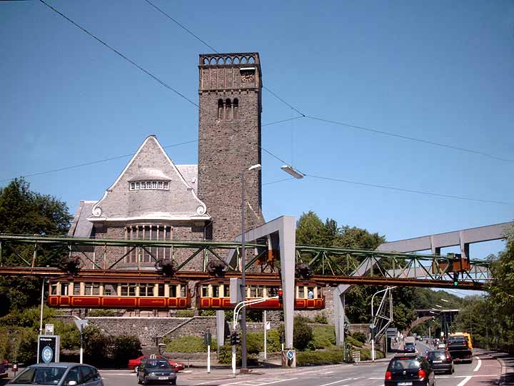 Der Kaiserwagen vor der Evangelischen Hauptkirche Sonnborn am 18. Juni 2005
