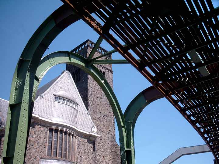 Altes Schwebebahnger&uuml;st vor der Evangelischen Hauptkirche Sonnborn am 18. Juni 2005